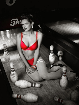 To all my iCandy friends, come join me in a game of bowling...make sure you dress appropriately...Amanda